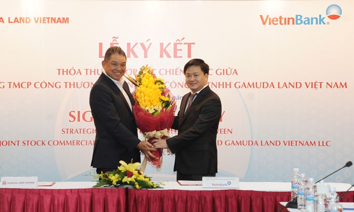 Tổng Giám đốc VietinBank Lê Đức Thọ tặng hoa ông Cheong Ho Kuan
